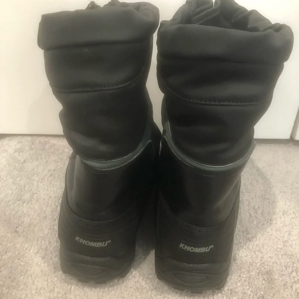 Kids Khombu Black Snow Boots with Zip Front and Drawstring Closure Size 4